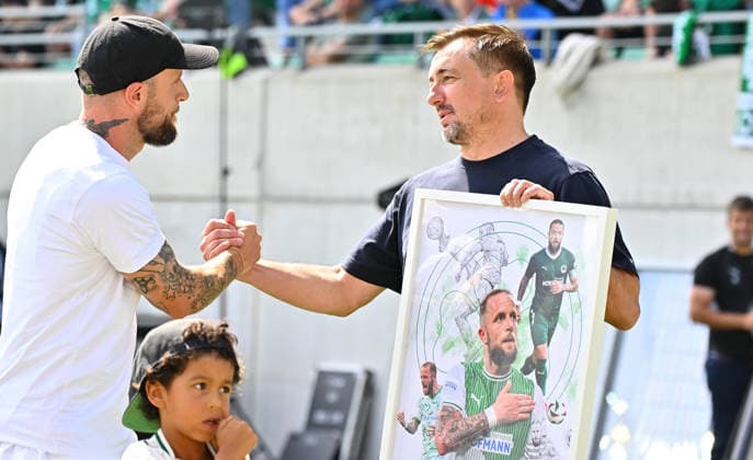 23.08.2026 - Fussball - Saison 2026 2027 - DFB Pokal Vereinspokal - 01. Runde: SpVgg Greuther Fürth ( Kleeblatt ) - VfL Bochum - Sportfoto Zink MeZi - xmexzix - regulations prohibit any use of photographs as image sequences and or quasi-video - Daniel Meyer ( Geschäftsführer SpVgg Greuther Fürth, rechts ) ehrt Daniel Adlung, links ) *** August 23, 2026 Soccer Season 2026–2027 DFB Cup Club Cup First Round SpVgg Greuther Fürth Kleeblatt vs. VfL Bochum Sports photo by Zink MeZi xmexzix; regulations prohibit any use of photographs as image sequences and or quasi-video. Daniel Meyer, Managing Director of Sports at SpVgg Greuther Fürth (right), honors Daniel Adlung (left)
