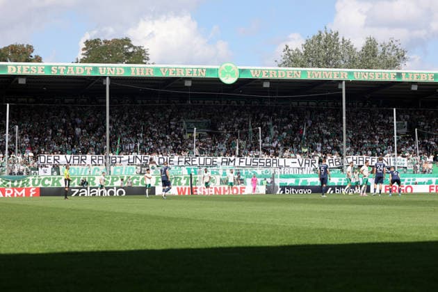 Fans Fürth gegen VAR , DFB Pokal , Greuther Fürth-VfL Bochum , , Fußball , in dem Sportpark Ronhof Stadion in Fürth , Bayern , Deutschland . August 23 , 2026 . Photo by: Davide Elias IPA Photo Pressefoto DENL Copyright: xDavidexEliasx