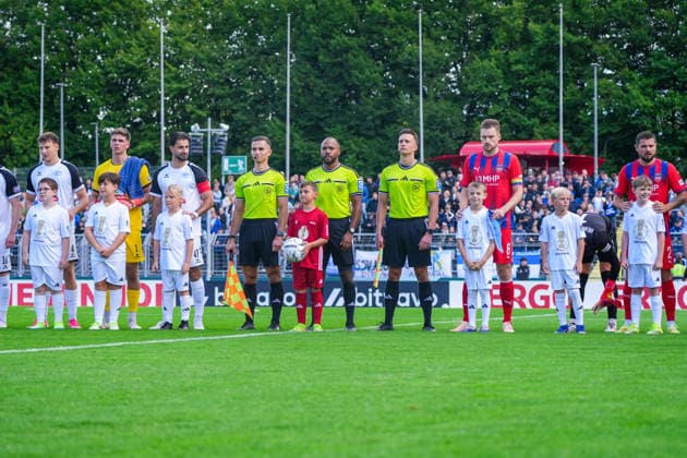 Einlauf beider Mannschaften, Deutschland: Fussball, DFB Pokal, Saison 2026 27, 1. Runde, 23.08.2026, SSV Jeddeloh II vs 1. FC Heidenheim, Marschweg-Stadion (Oldenburg, Niedersachsen) *** Both teams take the field, German soccer, DFB Cup, 2026–27 season, 1st round, August 23, 2026, SSV Jeddeloh II vs. 1. FC Heidenheim, Marschweg Stadium, Oldenburg, Lower Saxony Copyright: xLeonxFrickx