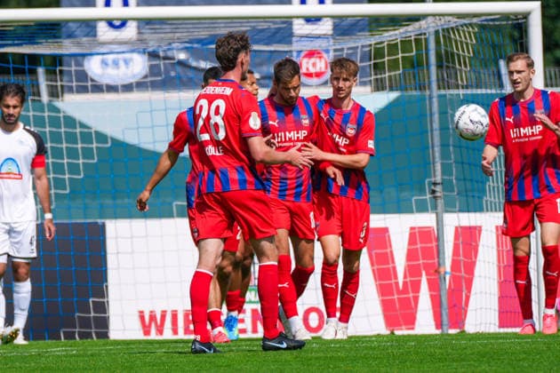 Heidenheim bejubelt den Treffer zum 0:1 durch Yannik Wagner (1. FC Heidenheim, 38), Freude, Jubel, Emotionen, Deutschland: Fussball, DFB Pokal, Saison 2026 27, 1. Runde, 23.08.2026, SSV Jeddeloh II vs 1. FC Heidenheim, Marschweg-Stadion (Oldenburg, Niedersachsen) *** Heidenheim celebrates Yannik Wagner’s goal to make it 0-1. 1 FC Heidenheim, 38, joy, celebration, emotions, German soccer, DFB Cup, 2026–27 season, First Round, August 23, 2026, SSV Jeddeloh II vs. 1 FC Heidenheim, Marschweg Stadium, Oldenburg, Lower Saxony Copyright: xLeonxFrickx