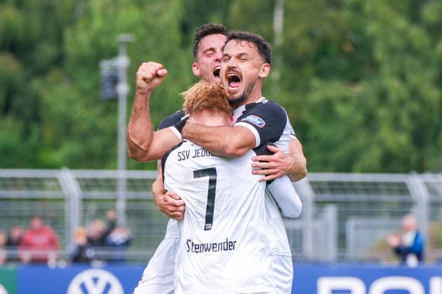 Torjubel zum 3:1 Führungstor von Haris Hyseni (SSV Jeddeloh II, 37), Torjubel, Freude, Jubel, Emotion, Deutschland: Fussball, DFB Pokal, Saison 2026 27, 1. Runde, 23.08.2026, SSV Jeddeloh II vs 1. FC Heidenheim, Marschweg-Stadion (Oldenburg, Niedersachsen) *** Goal celebration for Haris Hyseni s goal that put SSV Jeddeloh II ahead 3–1, 37th minute, goal celebration, joy, cheering, emotion, German soccer, DFB Cup, 2026–27 season, First Round, August 23, 2026, SSV Jeddeloh II vs. 1. FC Heidenheim, Marschweg Stadium, Oldenburg, Lower Saxony Copyright: xLeonxFrickx