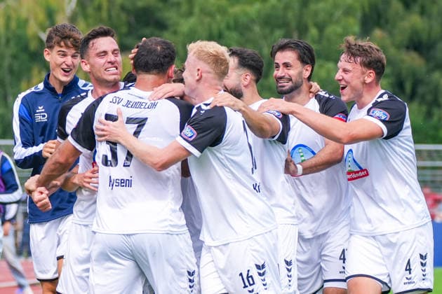 Torjubel zum 3:1 Führungstor von Haris Hyseni (SSV Jeddeloh II, 37), Torjubel, Freude, Jubel, Emotion, Deutschland: Fussball, DFB Pokal, Saison 2026 27, 1. Runde, 23.08.2026, SSV Jeddeloh II vs 1. FC Heidenheim, Marschweg-Stadion (Oldenburg, Niedersachsen) *** Goal celebration for Haris Hyseni s goal that put SSV Jeddeloh II ahead 3–1, 37th minute, goal celebration, joy, cheering, emotion, German soccer, DFB Cup, 2026–27 season, First Round, August 23, 2026, SSV Jeddeloh II vs. 1. FC Heidenheim, Marschweg Stadium, Oldenburg, Lower Saxony Copyright: xLeonxFrickx