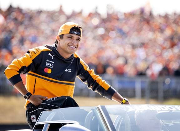 ZANDVOORT - Lando Norris (McLaren) during the drivers parade ahead of the F1 Dutch Grand Prix at the Circuit Zandvoort. SEM VAN DER WAL ANP xVIxANPxSportx xxANPxIVx 566095918 originalFilename: 566095918.jpg