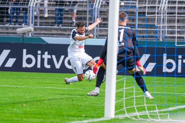 Vorlage zum 2:1 Führungstreffer, Kamer Krasniqi (SSV Jeddeloh II, 10), Deutschland: Fussball, DFB Pokal, Saison 2026 27, 1. Runde, 23.08.2026, SSV Jeddeloh II vs 1. FC Heidenheim, Marschweg-Stadion (Oldenburg, Niedersachsen) *** Highlight of the 2-1 opening goal by Kamer Krasniqi of SSV Jeddeloh II, 10, German soccer, DFB Cup, 2026–27 season, 1st round, August 23, 2026, SSV Jeddeloh II vs. 1. FC Heidenheim, Marschweg Stadium, Oldenburg, Lower Saxony Copyright: xLeonxFrickx