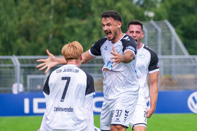 Torjubel zum 3:1 Führungstor von Haris Hyseni (SSV Jeddeloh II, 37), Torjubel, Freude, Jubel, Emotion, Deutschland: Fussball, DFB Pokal, Saison 2026 27, 1. Runde, 23.08.2026, SSV Jeddeloh II vs 1. FC Heidenheim, Marschweg-Stadion (Oldenburg, Niedersachsen) *** Goal celebration after Haris Hyseni s goal to make it 3–1 for SSV Jeddeloh II, 37th minute, goal celebration, joy, cheering, emotion, German soccer, DFB Cup, 2026–27 season, First Round, August 23, 2026, SSV Jeddeloh II vs. 1. FC Heidenheim, Marschweg Stadium, Oldenburg, Lower Saxony Copyright: xLeonxFrickx