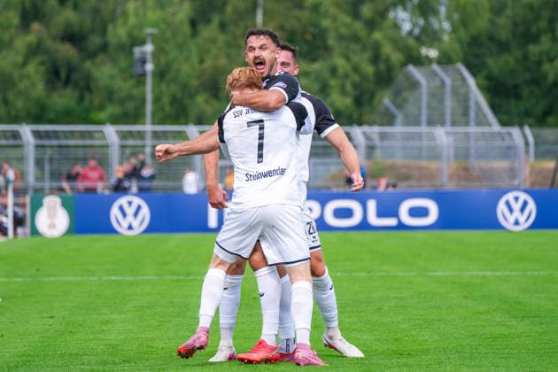 Torjubel zum 3:1 Führungstor von Haris Hyseni (SSV Jeddeloh II, 37), Torjubel, Freude, Jubel, Emotion, Deutschland: Fussball, DFB Pokal, Saison 2026 27, 1. Runde, 23.08.2026, SSV Jeddeloh II vs 1. FC Heidenheim, Marschweg-Stadion (Oldenburg, Niedersachsen) *** Goal celebration after Haris Hyseni s goal to make it 3–1 for SSV Jeddeloh II, 37th minute, goal celebration, joy, cheering, emotion, German soccer, DFB Cup, 2026–27 season, First Round, August 23, 2026, SSV Jeddeloh II vs. 1. FC Heidenheim, Marschweg Stadium, Oldenburg, Lower Saxony Copyright: xLeonxFrickx