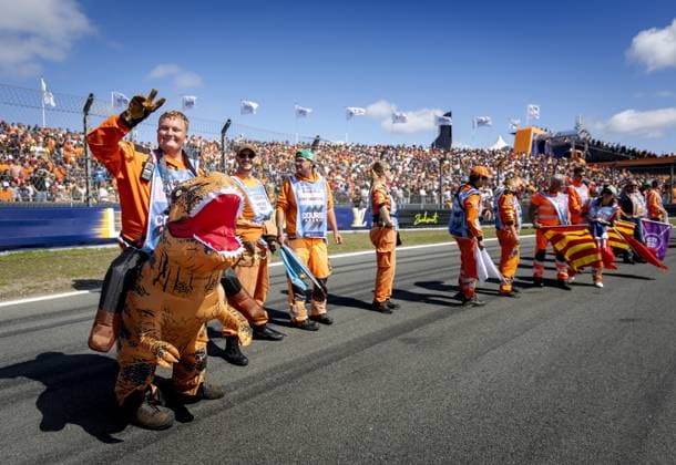 ZANDVOORT - Marshals during the drivers parade ahead of the Dutch F1 Grand Prix at the Zandvoort Circuit. SEM VAN DER WAL ANP xVIxANPxSportx xxANPxIVx 566096142 originalFilename: 566096142.jpg