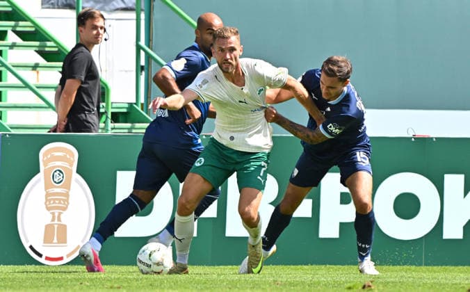 23.08.2026 - Fussball - Saison 2026 2027 - DFB Pokal Vereinspokal - 01. Runde: SpVgg Greuther Fürth ( Kleeblatt ) - VfL Bochum - Sportfoto Zink MeZi - xmexzix - regulations prohibit any use of photographs as image sequences and or quasi-video - Dennis Srbeny (7, SpVgg Greuther Fürth ) Michael Steinwender (15, VfL Bochum, rechts ) *** August 23, 2026 Soccer Season 2026–2027 DFB Cup Club Cup First Round SpVgg Greuther Fürth Kleeblatt vs. VfL Bochum Sports photo by Zink MeZi xmexzix; regulations prohibit any use of photographs as image sequences and or quasi-video. Dennis Srbeny 7, SpVgg Greuther Fürth; Michael Steinwender 15, VfL Bochum, right