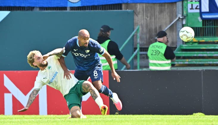 23.08.2026 - Fussball - Saison 2026 2027 - DFB Pokal Vereinspokal - 01. Runde: SpVgg Greuther Fürth ( Kleeblatt ) - VfL Bochum - Sportfoto Zink MeZi - xmexzix - regulations prohibit any use of photographs as image sequences and or quasi-video - Ole Pohlmann (10, SpVgg Greuther Fürth ) Jean Manuel Mbom (8, VfL Bochum, rechts ) *** August 23, 2026 Soccer Season 2026–2027 DFB Cup Club Cup First Round SpVgg Greuther Fürth Kleeblatt vs. VfL Bochum Sports photo by Zink MeZi xmexzix Regulations prohibit any use of photographs as image sequences and or quasi-video. Ole Pohlmann 10, SpVgg Greuther Fürth; Jean Manuel Mbom 8, VfL Bochum, right