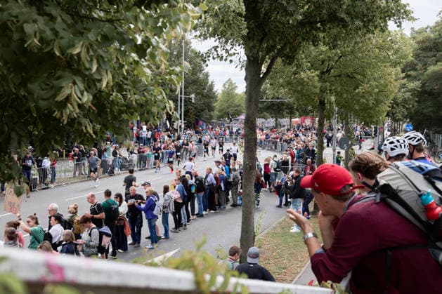 IRONMAN 70.3 Leipzig 2026: Laufsegment, Am Sportforum Athletinnen und Athleten beim IRONMAN 70.3 Leipzig am 23. August 2026 während beim Laufen. Der Wettkampf über die Halbdistanz umfasst 1,9 Kilometer Schwimmen, 90 Kilometer Radfahren und 21,1 Kilometer Laufen und ist Teil der internationalen IRONMAN-70.3-Serie. *** IRONMAN 70.3 Leipzig 2026 Running Segment: Athletes at the Sportforum during the IRONMAN 70.3 Leipzig on August 23, 2026, as they run. The half-distance race consists of a 1.9-kilometer swim, a 90-kilometer bike ride, and a 21.1-kilometer run, and is part of the international IRONMAN 70.3 series