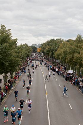 IRONMAN 70.3 Leipzig 2026: Laufsegment, Am Sportforum Athletinnen und Athleten beim IRONMAN 70.3 Leipzig am 23. August 2026 während beim Laufen. Der Wettkampf über die Halbdistanz umfasst 1,9 Kilometer Schwimmen, 90 Kilometer Radfahren und 21,1 Kilometer Laufen und ist Teil der internationalen IRONMAN-70.3-Serie. *** IRONMAN 70.3 Leipzig 2026 Running Segment: Athletes at the Sportforum during the IRONMAN 70.3 Leipzig on August 23, 2026, as they run. The half-distance race consists of a 1.9-kilometer swim, a 90-kilometer bike ride, and a 21.1-kilometer run, and is part of the international IRONMAN 70.3 series