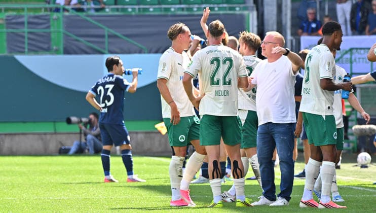 23.08.2026 - Fussball - Saison 2026 2027 - DFB Pokal Vereinspokal - 01. Runde: SpVgg Greuther Fürth ( Kleeblatt ) - VfL Bochum - Sportfoto Zink MeZi - xmexzix - regulations prohibit any use of photographs as image sequences and or quasi-video - Felix Klaus (30, SpVgg Greuther Fürth ) Jannis Heuer (22, SpVgg Greuther Fürth ) Heiko Vogel ( Trainer SpVgg Greuther Fürth ) während Trinkpause *** August 23, 2026 Soccer Season 2026–2027 DFB Cup Club Cup First Round SpVgg Greuther Fürth Kleeblatt vs. VfL Bochum Sports photo by Zink MeZi xmexzix; regulations prohibit any use of photographs as image sequences and or quasi-video. Felix Klaus, 30, SpVgg Greuther Fürth; Jannis Heuer, 22, SpVgg Greuther Fürth; Heiko Vogel, coach of SpVgg Greuther Fürth, during a water break