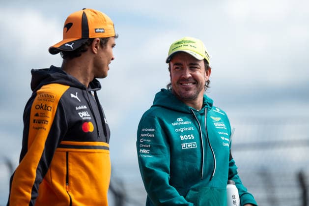23.08.2026, NED, Motorsport, FIA Formel 1 Weltmeisterschaft, Saison 2026, Circuit Zandvoort, Großer Preis der Niederlande Fernando Alonso ( Aston Martin Aramco F1 Team, Spanien, 14 ), Lando Norris ( McLaren Mastercard Formula 1 Team, Großbritannien, 01 ) bei der Fahrerparade, Zandvoort Mascot Circuit Zandvoort Holland Niederlande *** August 23, 2026, NED, Motorsports, FIA Formula 1 World Championship, 2026 Season, Circuit Zandvoort, Dutch Grand Prix: Fernando Alonso, Aston Martin Aramco F1 Team (Spain), 14th; Lando Norris, McLaren Mastercard Formula 1 Team (Great Britain), 1st during the drivers parade, Zandvoort Mascot, Circuit Zandvoort, Holland, Netherlands Copyright: xNordphoto Memmlerx