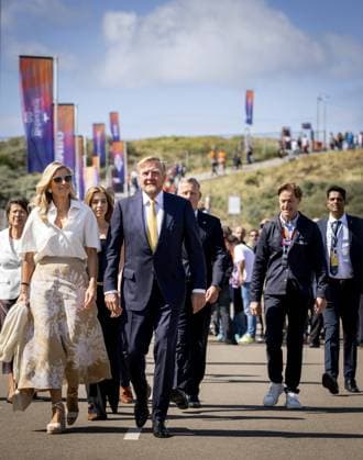 ZANDVOORT - King Willem-Alexander, Queen Maxima and Princess Alexia prior to the F1 Dutch Grand Prix at the Zandvoort Circuit. REMKO DE WAAL ANP xVIxANPxSportx xxANPxIVx 566097464 originalFilename: 566097464.jpg