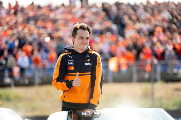 23.08.2026, NED, Motorsport, FIA Formel 1 Weltmeisterschaft, Saison 2026, Circuit Zandvoort, Großer Preis der Niederlande Oscar Piastri ( McLaren Mastercard Formula 1 Team, Australien, 81 ) bei der Fahrerparade hebt den Daumen, Zandvoort Mascot Circuit Zandvoort Holland Niederlande *** August 23, 2026, NED, Motorsports, FIA Formula 1 World Championship, 2026 Season, Circuit Zandvoort, Dutch Grand Prix, Oscar Piastri, McLaren Mastercard Formula 1 Team, Australia, No. 81 gives a thumbs-up during the drivers’ parade, Zandvoort Mascot, Circuit Zandvoort, Holland, Netherlands Copyright: xNordphoto Memmlerx