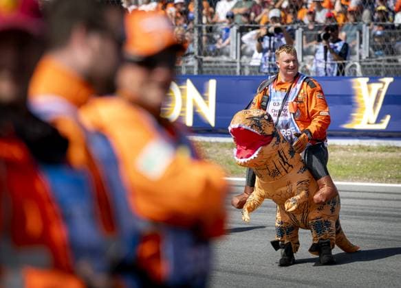 ZANDVOORT - Marshals during the drivers parade ahead of the F1 Dutch Grand Prix at the Zandvoort Circuit. SEM VAN DER WAL ANP xVIxANPxSportx xxANPxIVx 566097701 originalFilename: 566097701.jpg