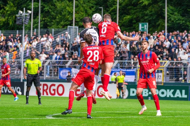 Kamer Krasniqi (SSV Jeddeloh II, 10) im Kopfball Zweikampf mit Patrick Mainka (1. FC Heidenheim, 6), Deutschland: Fussball, DFB Pokal, Saison 2026 27, 1. Runde, 23.08.2026, SSV Jeddeloh II vs 1. FC Heidenheim, Marschweg-Stadion (Oldenburg, Niedersachsen) *** Kamer Krasniqi (SSV Jeddeloh II), No. 10, in a header duel with Patrick Mainka (1 FC Heidenheim), No. 6, German soccer, DFB Cup, 2026–27 season, 1st round, August 23, 2026, SSV Jeddeloh II vs. 1. FC Heidenheim, Marschweg Stadium, Oldenburg, Lower Saxony Copyright: xLeonxFrickx
