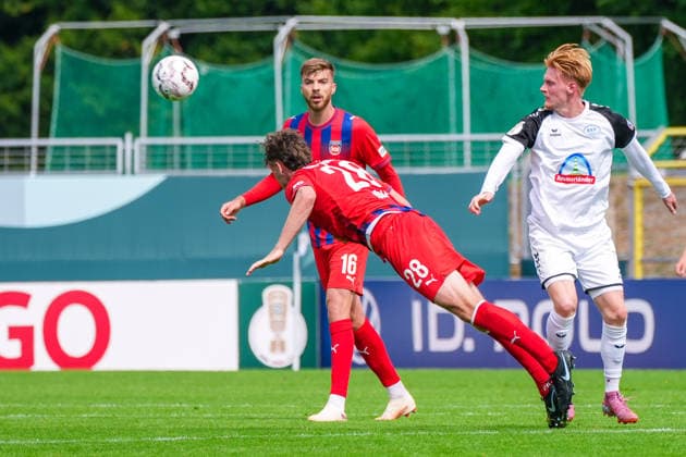 Adam Kölle (1. FC Heidenheim, 28) Flugkopfball, artistisch, Deutschland: Fussball, DFB Pokal, Saison 2026 27, 1. Runde, 23.08.2026, SSV Jeddeloh II vs 1. FC Heidenheim, Marschweg-Stadion (Oldenburg, Niedersachsen) *** Adam Kölle, 1 FC Heidenheim, 28, flying header, acrobatic, German soccer, DFB Cup, 2026–27 season, 1st round, August 23, 2026, SSV Jeddeloh II vs. 1 FC Heidenheim, Marschweg Stadium, Oldenburg, Lower Saxony Copyright: xLeonxFrickx
