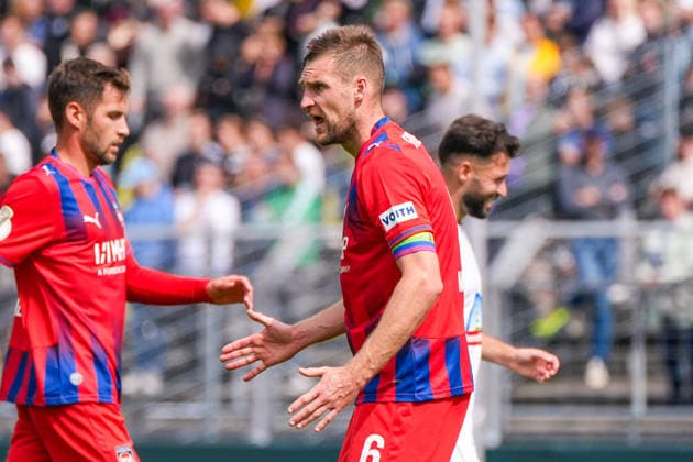 Patrick Mainka (1. FC Heidenheim, 6) mit lautstarken Anweisungen für seine Mannschaft, frustriert, verärgert, wütend, Deutschland: Fussball, DFB Pokal, Saison 2026 27, 1. Runde, 23.08.2026, SSV Jeddeloh II vs 1. FC Heidenheim, Marschweg-Stadion (Oldenburg, Niedersachsen) *** Patrick Mainka, 1 FC Heidenheim, No. 6, shouting instructions to his team; frustrated, annoyed, angry; German soccer; DFB Cup; 2026–27 season; 1st round; August 23, 2026; SSV Jeddeloh II vs. 1 FC Heidenheim, Marschweg Stadium, Oldenburg, Lower Saxony Copyright: xLeonxFrickx