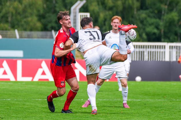 Haris Hyseni (SSV Jeddeloh II, 37), artistisch, mit der Hacke, Deutschland: Fussball, DFB Pokal, Saison 2026 27, 1. Runde, 23.08.2026, SSV Jeddeloh II vs 1. FC Heidenheim, Marschweg-Stadion (Oldenburg, Niedersachsen) *** Haris Hyseni, SSV Jeddeloh II, 37, artistic, with a backheel, German soccer, DFB Cup, 2026–27 season, 1st round, August 23, 2026, SSV Jeddeloh II vs. 1. FC Heidenheim, Marschweg Stadium, Oldenburg, Lower Saxony Copyright: xLeonxFrickx