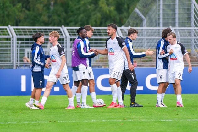 Shake-hands von SSV Jeddeloh II zur Halbzeit, Deutschland: Fussball, DFB Pokal, Saison 2026 27, 1. Runde, 23.08.2026, SSV Jeddeloh II vs 1. FC Heidenheim, Marschweg-Stadion (Oldenburg, Niedersachsen) *** Shake hands between SSV Jeddeloh II and 1 FC Heidenheim at halftime, German soccer, DFB Cup, 2026–27 season, Round 1, August 23, 2026, SSV Jeddeloh II vs. 1 FC Heidenheim, Marschweg Stadium, Oldenburg, Lower Saxony Copyright: xLeonxFrickx