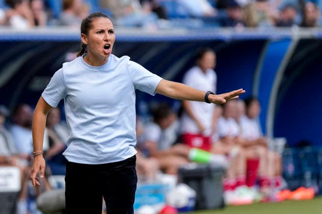 Eva-Maria Virsinger (Cheftrainerin, Trainerin, TSG), gibt Anweisungen, gestikuliert, mit den Armen gestikulieren, Einzelbild, Einzelfoto, Aktion, Action, 23.08.2026, Sinsheim (Deutschland), Fussball, Google Pixel Frauen-Bundesliga, TSG 1899 Hoffenheim - VfB Stuttgart, DFB DFL REGULATIONS PROHIBIT ANY USE OF PHOTOGRAPHS AS IMAGE SEQUENCES AND OR QUASI-VIDEO. *** Eva Maria Virsinger, head coach and coach at TSG, gives instructions, gesturing with her arms; single frame, single photo, action, August 23, 2026, Sinsheim, Germany, soccer, Google Pixel Women’s Bundesliga, TSG 1899 Hoffenheim vs. VfB Stuttgart, DFB and DFL regulations prohibit any use of photographs as image sequences and or quasi-video xozx