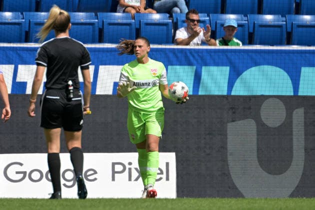 Laura Giuliani (VfB Stuttgart 1893 Frauen, 01) im Tor am mit Ball GER, TSG 1899 Hoffenheim vs. VFB Stuttgart , Google Pixel Frauen-Bundesliga, 1.Spieltag, Saison 2026 2027, 23.08.2026 DFB DFL regulations prohibit any use of photographs as image sequences and or quasi-video GER, TSG 1899 Hoffenheim vs. VFB Stuttgart , Google Pixel Frauen-Bundesliga, 1.Spieltag, Saison 2026 2027, 23.08.2026 Sinsheim *** Laura Giuliani, VfB Stuttgart 1893 Women, No. 01 in goal with the ball, GER, TSG 1899 Hoffenheim vs. VFB Stuttgart, Google Pixel Women s Bundesliga, Matchday 1, 2026–2027 season, August 23, 2026 DFB and DFL regulations prohibit any use of photographs as image sequences and or quasi-video GER, TSG 1899 Hoffenheim vs. VfB Stuttgart, Google Pixel Women’s Bundesliga, Matchday 1, 2026–2027 season, August 23, 2026, Sinsheim Copyright: xEibner-Pressefotox EP_TBR