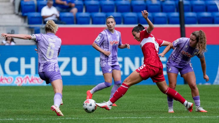 v.li.: Vanessa Diehm (TSG, 6), Janna Grimm (TSG, 26), Chantal Hagel (VfB, 6), Laia Martret Jimenez (TSG, 21, Neuzugang), Zweikampf, Spielszene, Duell, duel, tackle, tackling, Dynamik, Action, Aktion, 23.08.2026, Sinsheim (Deutschland), Fussball, Google Pixel Frauen-Bundesliga, TSG 1899 Hoffenheim - VfB Stuttgart, DFB DFL REGULATIONS PROHIBIT ANY USE OF PHOTOGRAPHS AS IMAGE SEQUENCES AND OR QUASI-VIDEO. *** From left: Vanessa Diehm (TSG), 6, Janna Grimm (TSG), 26, Chantal Hagel VfB, 6, Laia Martret Jimenez TSG, 21, new signing, tackle, game scene, duel, duel, tackle, tackling, dynamics, action, 23 08 2026, Sinsheim, Germany, soccer, Google Pixel Women’s Bundesliga, TSG 1899 Hoffenheim vs. VfB Stuttgart, DFB and DFL regulations prohibit any use of photographs as image sequences and or quasi-video xozx