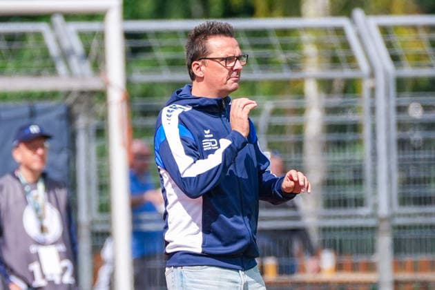 Kristian Arambasic (SSV Jeddeloh II, Trainer) gibt Anweisungen, Deutschland: Fussball, DFB Pokal, Saison 2026 27, 1. Runde, 23.08.2026, SSV Jeddeloh II vs 1. FC Heidenheim, Marschweg-Stadion (Oldenburg, Niedersachsen) *** Kristian Arambasic, SSV Jeddeloh II, coach giving instructions, German soccer, DFB Cup, 2026–27 season, 1st round, August 23, 2026, SSV Jeddeloh II vs. 1. FC Heidenheim, Marschweg Stadium, Oldenburg, Lower Saxony Copyright: xLeonxFrickx