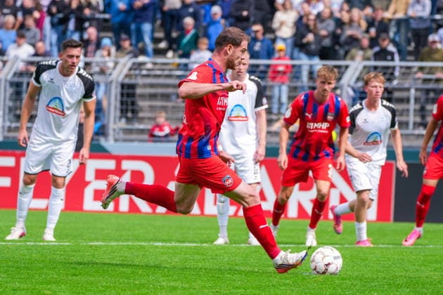 Budu Zivzivadze (1. FC Heidenheim, 11) verschießt den Foulelfmeter, Deutschland: Fussball, DFB Pokal, Saison 2026 27, 1. Runde, 23.08.2026, SSV Jeddeloh II vs 1. FC Heidenheim, Marschweg-Stadion (Oldenburg, Niedersachsen) *** Budu Zivzivadze, 1 FC Heidenheim, No. 11, misses a penalty kick; German soccer; DFB Cup; 2026–27 season; 1st round; August 23, 2026; SSV Jeddeloh II vs. 1 FC Heidenheim, Marschweg Stadium, Oldenburg, Lower Saxony Copyright: xLeonxFrickx