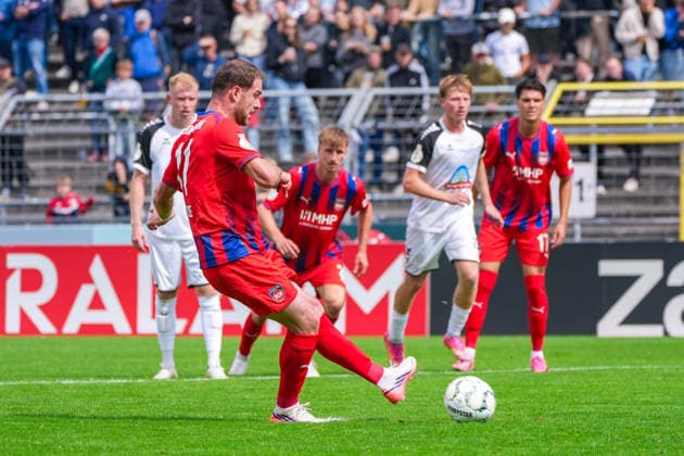 Budu Zivzivadze (1. FC Heidenheim, 11) verschießt den Foulelfmeter, Deutschland: Fussball, DFB Pokal, Saison 2026 27, 1. Runde, 23.08.2026, SSV Jeddeloh II vs 1. FC Heidenheim, Marschweg-Stadion (Oldenburg, Niedersachsen) *** Budu Zivzivadze, 1 FC Heidenheim, No. 11, misses the penalty kick, German Soccer, DFB Cup, 2026–27 season, 1st round, August 23, 2026, SSV Jeddeloh II vs. 1 FC Heidenheim, Marschweg Stadium, Oldenburg, Lower Saxony Copyright: xLeonxFrickx