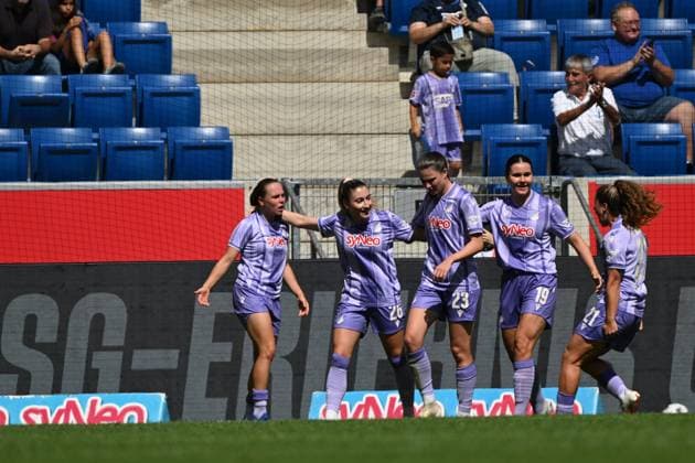 Mehrere Spielerinnen der TSG Hoffenheim feiern gemeinsam einen Treffer in der SNP Arena in Sinsheim. Janna Grimm ( 26; TSG Hoffenheim) und Chiara Hahn ( 23; TSG Hoffenheim) stehen im Mittelpunkt der Jubeltraube, während Fans im Hintergrund applaudieren. Svenja Julia Fölmli ( 19; TSG Hoffenheim) und Teamkolleginnen bejubeln Tor *** Several TSG Hoffenheim players celebrate a goal together at the SNP Arena in Sinsheim. Janna Grimm (26, TSG Hoffenheim) and Chiara Hahn (23, TSG Hoffenheim) are at the center of the celebratory huddle, while fans in the background applaud. Svenja Julia Fölmli, 19, of TSG Hoffenheim and her teammates cheer the goal. Copyright: xMichaelxGelhardtx