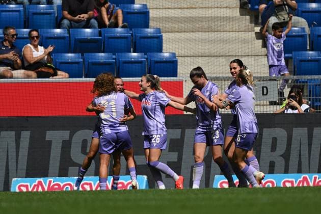 Spielerinnen der TSG Hoffenheim feiern gemeinsam einen Treffer in der SNP Arena in Sinsheim. Laia Martret ( 21) liegt in den Armen einer Mitspielerin, während Svenja Julia Fölmli ( 19; TSG Hoffenheim) und weitere Teamkolleginnen – darunter 26 Janna Grimm und 23 Chiara Hahn – jubelnd hinzueilen. Svenja Julia Fölmli ( 19; TSG Hoffenheim) und Teamkolleginnen bejubeln Tor *** TSG Hoffenheim players celebrate a goal together at the SNP Arena in Sinsheim. Laia Martret, 21, is in the arms of a teammate, while Svenja Julia Fölmli, 19, of TSG Hoffenheim and other teammates —including Janna Grimm, 26, and Chiara Hahn, 23—rush over, cheering. Svenja Julia Fölmli, 19, of TSG Hoffenheim and her teammates celebrate the goal Copyright: xMichaelxGelhardtx