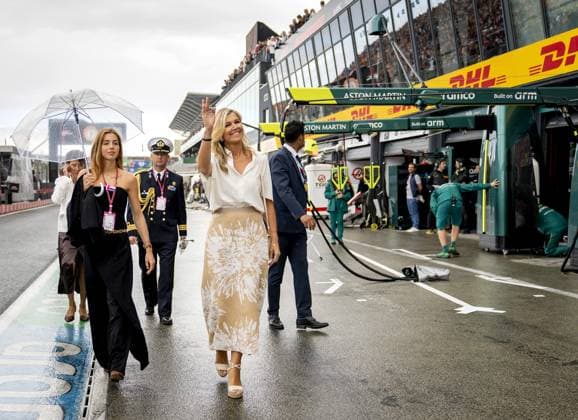 ZANDVOORT - Princess Alexia and Queen Maxima in the pits during the F1 Dutch Grand Prix at the Zandvoort Circuit. REMKO DE WAAL ANP xVIxANPxSportx xxANPxIVx 566099802 originalFilename: 566099802.jpg