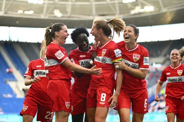 Spielerinnen des VfB Stuttgart feiern ausgelassen einen Treffer in der SNP Arena in Sinsheim. Chantal Hagel ( 6; VfB Stuttgart) und Adriana Achcinska ( 22; VfB Stuttgart) jubeln gemeinsam mit ihren Mitspielerinnen, darunter Maxi Rall ( 8; VfB Stuttgart) und Luzie Zähringer ( 23; VfB Stuttgart). Chantal Hagel ( 6; VfB Stuttgart) und Adriana Achcinska ( 22; VfB Stuttgart) beim Torjubel *** VfB Stuttgart players celebrate a goal exuberantly at the SNP Arena in Sinsheim. Chantal Hagel (6, VfB Stuttgart) and Adriana Achcinska (22, VfB Stuttgart) cheer alongside their teammates, including Maxi Rall (8, VfB Stuttgart) and Luzie Zähringer (23, VfB Stuttgart). Chantal Hagel (6, VfB Stuttgart) and Adriana Achcinska (22, VfB Stuttgart) celebrate the goal Copyright: xMichaelxGelhardtx
