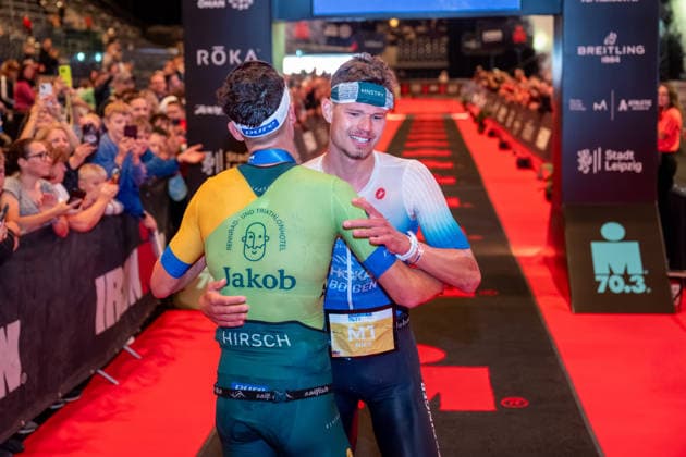 Leipzig - Triathlon-Premiere in Leipzig: Willy Hirsch und Caroline Pohle gewinnen Ironman 70.3, Leipziger Geschwister auf Platz 2 (Teil 2) 23.08.2026 ab 8 Uhr¨Stadtgebiet Leipzig und Umland ¨Fotograf: EHL Media Erik-Holm Langhof Im Foto: Wilhelm Willy Hirsch, Erster Platz (links) und Rico Bogen, Zweiter Platz Am Sonntagmorgen startete am Cospudener See erstmals ein Ironman 70.3 in Leipzig. Sportamtsleiterin Katja Büchel gab um 8 Uhr den Startschuss für die männlichen Profis, fünf Minuten später folgten die Profi-Frauen sowie weitere Minuten später Hunderte Amateur-Sportler. Insgesamt nahmen rund 2.500 Triathleten an der Veranstaltung teil. Vor ihnen lagen 1,9 Kilometer Schwimmen, 90 Kilometer Radfahren durch das Leipziger Neuseenland sowie ein abschließender Halbmarathon insgesamt rund 113 Kilometer. Schlussendlich setzte sich bei den Männern Wilhelm Willy Hirsch durch und gewann die Leipziger Premiere. Der Leipziger Triathlet Rico Bogen belegte den zweiten Platz, der Franzose Pierre Dupuy kam auf Platz drei. Das Rennen der Frauen entschied Caroline Pohle für sich. Bogens Schwester Bianca Bogen erreichte ebenfalls Platz zwei. Auf den dritten Podestplatz bei den Frauen kam Brooke Gillies aus Großbritannien. Leipzig Sachsen Deutschland *** Leipzig Triathlon Debut in Leipzig: Willy Hirsch and Caroline Pohle Win the Ironman 70.3, Leipzig Siblings Take Second Place Part 2 August 23, 2026, starting at 8 a.m. Leipzig City Area and Surrounding Region Photographer: EHL Media, Erik Holm Langhof Pictured: Wilhelm Willy Hirsch, first place (left), and Rico Bogen, second place. On Sunday morning, the first-ever Ironman 70.3 in Leipzig kicked off at Lake Cospuden. Katja Büchel, head of the sports department, gave the starting signal for the male professionals at 8 a.m., followed five minutes later by the professional women and, a few minutes after that, by hundreds of amateur athletes. A total of around 2,500 triathletes took part in the event. Ahead of them lay a 1.9-kilometer swim, a 90-kilometer bike ride through the Leipzig Neuseenland, and a concluding half-marathon—a total of about 113 kilometers. In the end, Wilhelm Willy Hirsch prevailed in the men’s race and won the Leipzig debut. Leipzig-based triathlete Rico Bogen took second place, while France’s Pierre Dupuy came in third. Caroline Pohle won the women’s race. Bogen’s sister, Bianca Bogen, also took second place. Brooke Gillies from Great Britain claimed the third spot on the women’s podium. Leipzig, Saxony, Germany Copyright: xEHLxMedia Erik-HolmxLanghofx 20260823_ironman-leipzig_14