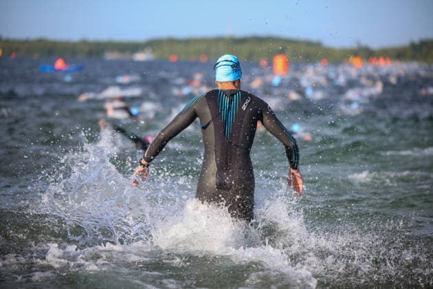 Leipzig - Triathlon-Premiere in Leipzig: Willy Hirsch und Caroline Pohle gewinnen Ironman 70.3, Leipziger Geschwister auf Platz 2 (Teil 2) 23.08.2026 ab 8 Uhr Stadtgebiet Leipzig und Umland Fotograf: EHL Media Erik-Holm Langhof Am Sonntagmorgen startete am Cospudener See erstmals ein Ironman 70.3 in Leipzig. Sportamtsleiterin Katja Büchel gab um 8 Uhr den Startschuss für die männlichen Profis, fünf Minuten später folgten die Profi-Frauen sowie weitere Minuten später Hunderte Amateur-Sportler. Insgesamt nahmen rund 2.500 Triathleten an der Veranstaltung teil. Vor ihnen lagen 1,9 Kilometer Schwimmen, 90 Kilometer Radfahren durch das Leipziger Neuseenland sowie ein abschließender Halbmarathon insgesamt rund 113 Kilometer. Schlussendlich setzte sich bei den Männern Wilhelm Willy Hirsch durch und gewann die Leipziger Premiere. Der Leipziger Triathlet Rico Bogen belegte den zweiten Platz, der Franzose Pierre Dupuy kam auf Platz drei. Das Rennen der Frauen entschied Caroline Pohle für sich. Bogens Schwester Bianca Bogen erreichte ebenfalls Platz zwei. Auf den dritten Podestplatz bei den Frauen kam Brooke Gillies aus Großbritannien. Leipzig Sachsen Deutschland *** Leipzig Triathlon Debut in Leipzig: Willy Hirsch and Caroline Pohle Win the Ironman 70.3, Leipzig Siblings Take Second Place Part 2 August 23, 2026, starting at 8 a.m. Leipzig and surrounding area Photographer: EHL Media, Erik Holm Langhof On Sunday morning, the first-ever Ironman 70.3 in Leipzig kicked off at Lake Cospuden. Katja Büchel, head of the sports department, the starting signal for the men’s pro division at 8 a.m.; the women’s pro division followed five minutes later, and hundreds of amateur athletes started a few minutes after that. A total of around 2,500 triathletes participated in the event. Ahead of them lay a 1.9-kilometer swim, a 90-kilometer bike ride through the Leipzig Neuseenland, and a concluding half-marathon—a total of about 113 kilometers. In the end, Wilhelm Willy Hirsch prevailed in the men’s race and won the Leipzig debut. Leipzig-based triathlete Rico Bogen took second place, while Frenchman Pierre Dupuy came in third. Caroline Pohle won the women’s race. Bogen’s sister, Bianca Bogen, also finished second. Brooke Gillies from Great Britain took the third spot on the women’s podium. Leipzig, Saxony, Germany Copyright: xEHLxMedia Erik-HolmxLanghofx 20260823_ironman-leipzig_1