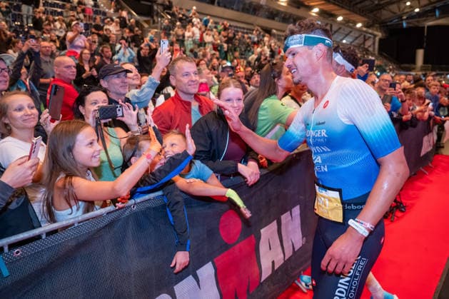 Leipzig - Triathlon-Premiere in Leipzig: Willy Hirsch und Caroline Pohle gewinnen Ironman 70.3, Leipziger Geschwister auf Platz 2 (Teil 2) 23.08.2026 ab 8 Uhr¨Stadtgebiet Leipzig und Umland ¨Fotograf: EHL Media Erik-Holm Langhof Im Foto: Rico Bogen, Zweiter Platz Am Sonntagmorgen startete am Cospudener See erstmals ein Ironman 70.3 in Leipzig. Sportamtsleiterin Katja Büchel gab um 8 Uhr den Startschuss für die männlichen Profis, fünf Minuten später folgten die Profi-Frauen sowie weitere Minuten später Hunderte Amateur-Sportler. Insgesamt nahmen rund 2.500 Triathleten an der Veranstaltung teil. Vor ihnen lagen 1,9 Kilometer Schwimmen, 90 Kilometer Radfahren durch das Leipziger Neuseenland sowie ein abschließender Halbmarathon insgesamt rund 113 Kilometer. Schlussendlich setzte sich bei den Männern Wilhelm Willy Hirsch durch und gewann die Leipziger Premiere. Der Leipziger Triathlet Rico Bogen belegte den zweiten Platz, der Franzose Pierre Dupuy kam auf Platz drei. Das Rennen der Frauen entschied Caroline Pohle für sich. Bogens Schwester Bianca Bogen erreichte ebenfalls Platz zwei. Auf den dritten Podestplatz bei den Frauen kam Brooke Gillies aus Großbritannien. Leipzig Sachsen Deutschland *** Leipzig Triathlon Debut in Leipzig: Willy Hirsch and Caroline Pohle Win the Ironman 70.3, Leipzig Siblings Take Second Place Part 2 August 23, 2026, starting at 8 a.m.¨Leipzig City Area and Surrounding Region ¨Photographer EHL Media Erik Holm Langhof Pictured: Rico Bogen, Second Place On Sunday morning, the first-ever Ironman 70.3 in Leipzig kicked off at Lake Cospuden. Katja Büchel, head of the sports department, gave the starting signal for the male pros at 8 a.m., followed five minutes later by the professional women and, a few minutes after that, by hundreds of amateur athletes. A total of around 2,500 triathletes participated in the event. Ahead of them lay a 1.9-kilometer swim, a 90-kilometer bike ride through Leipzig’s Neuseenland, and a concluding half-marathon—a total of about 113 kilometers. In the end, Wilhelm Willy Hirsch prevailed in the men’s race and won the Leipzig premiere. Leipzig-based triathlete Rico Bogen took second place, while France’s Pierre Dupuy came in third. Caroline Pohle won the women’s race. Bogen’s sister, Bianca Bogen, also took second place. Brooke Gillies from Great Britain claimed the third spot on the women’s podium. Leipzig, Saxony, Germany Copyright: xEHLxMedia Erik-HolmxLanghofx 20260823_ironman-leipzig_16