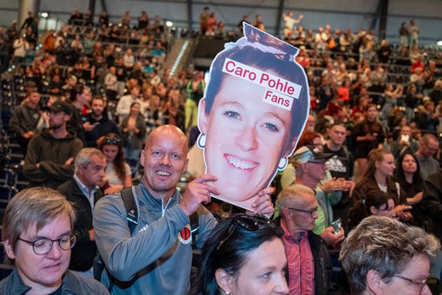 Leipzig - Triathlon-Premiere in Leipzig: Willy Hirsch und Caroline Pohle gewinnen Ironman 70.3, Leipziger Geschwister auf Platz 2 (Teil 2) 23.08.2026 ab 8 Uhr Stadtgebiet Leipzig und Umland Fotograf: EHL Media Erik-Holm Langhof Am Sonntagmorgen startete am Cospudener See erstmals ein Ironman 70.3 in Leipzig. Sportamtsleiterin Katja Büchel gab um 8 Uhr den Startschuss für die männlichen Profis, fünf Minuten später folgten die Profi-Frauen sowie weitere Minuten später Hunderte Amateur-Sportler. Insgesamt nahmen rund 2.500 Triathleten an der Veranstaltung teil. Vor ihnen lagen 1,9 Kilometer Schwimmen, 90 Kilometer Radfahren durch das Leipziger Neuseenland sowie ein abschließender Halbmarathon insgesamt rund 113 Kilometer. Schlussendlich setzte sich bei den Männern Wilhelm Willy Hirsch durch und gewann die Leipziger Premiere. Der Leipziger Triathlet Rico Bogen belegte den zweiten Platz, der Franzose Pierre Dupuy kam auf Platz drei. Das Rennen der Frauen entschied Caroline Pohle für sich. Bogens Schwester Bianca Bogen erreichte ebenfalls Platz zwei. Auf den dritten Podestplatz bei den Frauen kam Brooke Gillies aus Großbritannien. Leipzig Sachsen Deutschland *** Leipzig Triathlon Debut in Leipzig: Willy Hirsch and Caroline Pohle Win the Ironman 70.3, Leipzig Siblings Take Second Place Part 2 August 23, 2026, starting at 8 a.m. Leipzig city area and surrounding region Photographer: EHL Media, Erik Holm Langhof On Sunday morning, the first-ever Ironman 70.3 in Leipzig kicked off at Lake Cospuden. Katja Büchel, head of the sports department, the starting signal for the men’s pro field at 8 a.m.; the women’s pro field followed five minutes later, and hundreds of amateur athletes set off a few minutes after that. A total of around 2,500 triathletes took part in the event. Ahead of them lay a 1.9-kilometer swim, a 90-kilometer bike ride through the Leipzig Neuseenland, and a concluding half-marathon—a total of about 113 kilometers. In the end, Wilhelm Willy Hirsch prevailed in the men’s race and won the Leipzig premiere. Leipzig-based triathlete Rico Bogen took second place, while France’s Pierre Dupuy came in third. Caroline Pohle won the women’s race. Bogen’s sister, Bianca Bogen, also took second place. Brooke Gillies from Great Britain claimed the third spot on the women’s podium. Leipzig, Saxony, Germany Copyright: xEHLxMedia Erik-HolmxLanghofx 20260823_ironman-leipzig_20