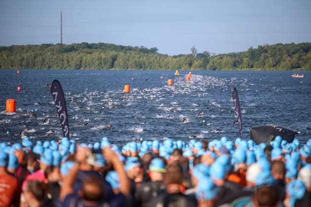 Leipzig - Triathlon-Premiere in Leipzig: Willy Hirsch und Caroline Pohle gewinnen Ironman 70.3, Leipziger Geschwister auf Platz 2 (Teil 2) 23.08.2026 ab 8 Uhr Stadtgebiet Leipzig und Umland Fotograf: EHL Media Erik-Holm Langhof Am Sonntagmorgen startete am Cospudener See erstmals ein Ironman 70.3 in Leipzig. Sportamtsleiterin Katja Büchel gab um 8 Uhr den Startschuss für die männlichen Profis, fünf Minuten später folgten die Profi-Frauen sowie weitere Minuten später Hunderte Amateur-Sportler. Insgesamt nahmen rund 2.500 Triathleten an der Veranstaltung teil. Vor ihnen lagen 1,9 Kilometer Schwimmen, 90 Kilometer Radfahren durch das Leipziger Neuseenland sowie ein abschließender Halbmarathon insgesamt rund 113 Kilometer. Schlussendlich setzte sich bei den Männern Wilhelm Willy Hirsch durch und gewann die Leipziger Premiere. Der Leipziger Triathlet Rico Bogen belegte den zweiten Platz, der Franzose Pierre Dupuy kam auf Platz drei. Das Rennen der Frauen entschied Caroline Pohle für sich. Bogens Schwester Bianca Bogen erreichte ebenfalls Platz zwei. Auf den dritten Podestplatz bei den Frauen kam Brooke Gillies aus Großbritannien. Leipzig Sachsen Deutschland *** Leipzig Triathlon Debut in Leipzig: Willy Hirsch and Caroline Pohle Win the Ironman 70.3, Leipzig Siblings Take 2nd Place Part 2 August 23, 2026, starting at 8 a.m. Leipzig and surrounding areas Photographer: EHL Media, Erik Holm Langhof On Sunday morning, the first-ever Ironman 70.3 in Leipzig kicked off at Lake Cospuden. Katja Büchel, head of the sports department, the starting signal for the men’s professional field at 8 a.m.; the women’s professional field followed five minutes later, and hundreds of amateur athletes started a few minutes after that. A total of around 2,500 triathletes participated in the event. Ahead of them lay a 1.9-kilometer swim, a 90-kilometer bike ride through the Leipzig Neuseenland, and a concluding half-marathon—a total of about 113 kilometers. In the end, Wilhelm Willy Hirsch prevailed in the men’s race and won the Leipzig premiere. Leipzig triathlete Rico Bogen took second place, while France’s Pierre Dupuy took third place. Caroline Pohle won the women’s race. Bogen’s sister, Bianca Bogen, also finished second. Brooke Gillies from Great Britain took the third spot on the women’s podium. Leipzig, Saxony, Germany Copyright: xEHLxMedia Erik-HolmxLanghofx 20260823_ironman-leipzig_4
