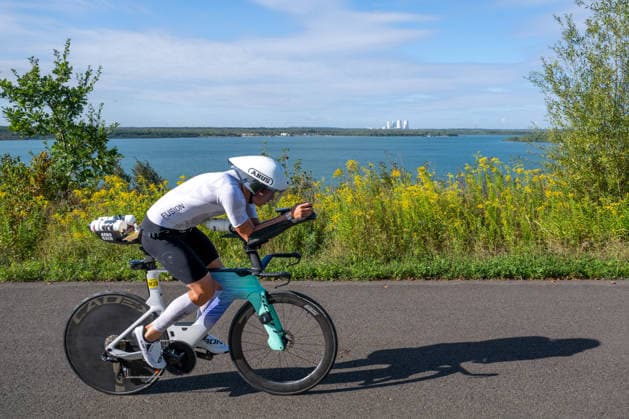 Leipzig - Triathlon-Premiere in Leipzig: Willy Hirsch und Caroline Pohle gewinnen Ironman 70.3, Leipziger Geschwister auf Platz 2 (Teil 2) 23.08.2026 ab 8 Uhr Stadtgebiet Leipzig und Umland Fotograf: EHL Media Erik-Holm Langhof Am Sonntagmorgen startete am Cospudener See erstmals ein Ironman 70.3 in Leipzig. Sportamtsleiterin Katja Büchel gab um 8 Uhr den Startschuss für die männlichen Profis, fünf Minuten später folgten die Profi-Frauen sowie weitere Minuten später Hunderte Amateur-Sportler. Insgesamt nahmen rund 2.500 Triathleten an der Veranstaltung teil. Vor ihnen lagen 1,9 Kilometer Schwimmen, 90 Kilometer Radfahren durch das Leipziger Neuseenland sowie ein abschließender Halbmarathon insgesamt rund 113 Kilometer. Schlussendlich setzte sich bei den Männern Wilhelm Willy Hirsch durch und gewann die Leipziger Premiere. Der Leipziger Triathlet Rico Bogen belegte den zweiten Platz, der Franzose Pierre Dupuy kam auf Platz drei. Das Rennen der Frauen entschied Caroline Pohle für sich. Bogens Schwester Bianca Bogen erreichte ebenfalls Platz zwei. Auf den dritten Podestplatz bei den Frauen kam Brooke Gillies aus Großbritannien. Leipzig Sachsen Deutschland *** Leipzig Triathlon Debut in Leipzig: Willy Hirsch and Caroline Pohle Win the Ironman 70.3, Leipzig Siblings Take 2nd Place Part 2 August 23, 2026, starting at 8 a.m. Leipzig and surrounding areas Photographer: EHL Media, Erik Holm Langhof On Sunday morning, the first-ever Ironman 70.3 in Leipzig kicked off at Lake Cospuden. Katja Büchel, head of the sports department, the starting signal for the men’s professional field at 8 a.m.; the women’s professional field followed five minutes later, and hundreds of amateur athletes started a few minutes after that. A total of around 2,500 triathletes participated in the event. Ahead of them lay a 1.9-kilometer swim, a 90-kilometer bike ride through the Leipzig Neuseenland, and a concluding half-marathon—a total of about 113 kilometers. In the end, Wilhelm Willy Hirsch prevailed in the men’s race and won the Leipzig premiere. Leipzig triathlete Rico Bogen took second place, while France’s Pierre Dupuy took third place. Caroline Pohle won the women’s race. Bogen’s sister, Bianca Bogen, also finished second. Brooke Gillies from Great Britain took the third spot on the women’s podium. Leipzig, Saxony, Germany Copyright: xEHLxMedia Erik-HolmxLanghofx 20260823_ironman-leipzig_6