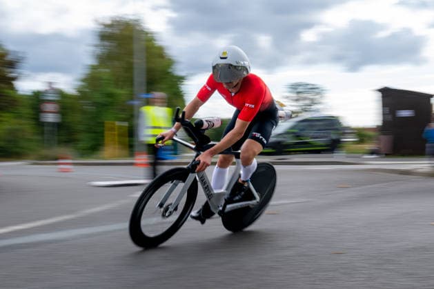 Leipzig - Triathlon-Premiere in Leipzig: Willy Hirsch und Caroline Pohle gewinnen Ironman 70.3, Leipziger Geschwister auf Platz 2 (Teil 2) 23.08.2026 ab 8 Uhr Stadtgebiet Leipzig und Umland Fotograf: EHL Media Erik-Holm Langhof Am Sonntagmorgen startete am Cospudener See erstmals ein Ironman 70.3 in Leipzig. Sportamtsleiterin Katja Büchel gab um 8 Uhr den Startschuss für die männlichen Profis, fünf Minuten später folgten die Profi-Frauen sowie weitere Minuten später Hunderte Amateur-Sportler. Insgesamt nahmen rund 2.500 Triathleten an der Veranstaltung teil. Vor ihnen lagen 1,9 Kilometer Schwimmen, 90 Kilometer Radfahren durch das Leipziger Neuseenland sowie ein abschließender Halbmarathon insgesamt rund 113 Kilometer. Schlussendlich setzte sich bei den Männern Wilhelm Willy Hirsch durch und gewann die Leipziger Premiere. Der Leipziger Triathlet Rico Bogen belegte den zweiten Platz, der Franzose Pierre Dupuy kam auf Platz drei. Das Rennen der Frauen entschied Caroline Pohle für sich. Bogens Schwester Bianca Bogen erreichte ebenfalls Platz zwei. Auf den dritten Podestplatz bei den Frauen kam Brooke Gillies aus Großbritannien. Leipzig Sachsen Deutschland *** Leipzig Triathlon Debut in Leipzig: Willy Hirsch and Caroline Pohle Win the Ironman 70.3, Leipzig Siblings Take 2nd Place Part 2 August 23, 2026, starting at 8 a.m. Leipzig and surrounding areas Photographer: EHL Media, Erik Holm Langhof On Sunday morning, the first-ever Ironman 70.3 in Leipzig kicked off at Lake Cospuden. Katja Büchel, head of the sports department, the starting signal for the men’s professional field at 8 a.m.; the women’s professional field followed five minutes later, and hundreds of amateur athletes started a few minutes after that. A total of around 2,500 triathletes participated in the event. Ahead of them lay a 1.9-kilometer swim, a 90-kilometer bike ride through the Leipzig Neuseenland, and a concluding half-marathon—a total of about 113 kilometers. In the end, Wilhelm Willy Hirsch prevailed in the men’s race and won the Leipzig premiere. Leipzig triathlete Rico Bogen took second place, while France’s Pierre Dupuy took third place. Caroline Pohle won the women’s race. Bogen’s sister, Bianca Bogen, also finished second. Brooke Gillies from Great Britain took the third spot on the women’s podium. Leipzig, Saxony, Germany Copyright: xEHLxMedia Erik-HolmxLanghofx 20260823_ironman-leipzig_9