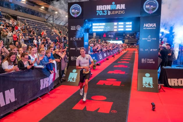 Leipzig - Triathlon-Premiere in Leipzig: Willy Hirsch und Caroline Pohle gewinnen Ironman 70.3, Leipziger Geschwister auf Platz 2 (Teil 2) 23.08.2026 ab 8 Uhr¨Stadtgebiet Leipzig und Umland ¨Fotograf: EHL Media Erik-Holm Langhof Im Foto: Bianca Bogen, Zweiter Platz Am Sonntagmorgen startete am Cospudener See erstmals ein Ironman 70.3 in Leipzig. Sportamtsleiterin Katja Büchel gab um 8 Uhr den Startschuss für die männlichen Profis, fünf Minuten später folgten die Profi-Frauen sowie weitere Minuten später Hunderte Amateur-Sportler. Insgesamt nahmen rund 2.500 Triathleten an der Veranstaltung teil. Vor ihnen lagen 1,9 Kilometer Schwimmen, 90 Kilometer Radfahren durch das Leipziger Neuseenland sowie ein abschließender Halbmarathon insgesamt rund 113 Kilometer. Schlussendlich setzte sich bei den Männern Wilhelm Willy Hirsch durch und gewann die Leipziger Premiere. Der Leipziger Triathlet Rico Bogen belegte den zweiten Platz, der Franzose Pierre Dupuy kam auf Platz drei. Das Rennen der Frauen entschied Caroline Pohle für sich. Bogens Schwester Bianca Bogen erreichte ebenfalls Platz zwei. Auf den dritten Podestplatz bei den Frauen kam Brooke Gillies aus Großbritannien. Leipzig Sachsen Deutschland *** Leipzig Triathlon Debut in Leipzig: Willy Hirsch and Caroline Pohle Win the Ironman 70.3, Leipzig Siblings Take Second Place Part 2 August 23, 2026, starting at 8 a.m. Leipzig City Area and Surrounding Region Photographer: EHL Media’s Erik Holm Langhof Pictured: Bianca Bogen, Second Place On Sunday morning, an Ironman 70.3 took place for the first time in Leipzig at Lake Cospuden. Katja Büchel, head of the sports department, gave the starting signal for the male professionals at 8 a.m., followed five minutes later by the professional women and, a few minutes after that, by hundreds of amateur athletes. A total of around 2,500 triathletes took part in the event. Ahead of them lay a 1.9-kilometer swim, a 90-kilometer bike ride through Leipzig’s Neuseenland region, and a concluding half-marathon—a total of about 113 kilometers. In the end, Wilhelm Willy Hirsch prevailed in the men’s race and won the Leipzig debut. Leipzig triathlete Rico Bogen took second place, while France’s Pierre Dupuy finished third. Caroline Pohle won the women’s race. Bogen’s sister, Bianca Bogen, also took second place. The third spot on the women’s podium went to Brooke Gillies from Great Britain. Leipzig, Saxony, Germany Copyright: xEHLxMedia Erik-HolmxLanghofx 20260823_ironman-leipzig_30