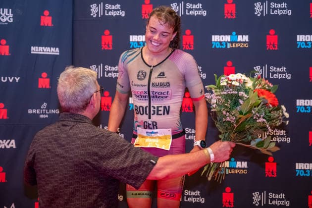 Leipzig - Triathlon-Premiere in Leipzig: Willy Hirsch und Caroline Pohle gewinnen Ironman 70.3, Leipziger Geschwister auf Platz 2 (Teil 2) 23.08.2026 ab 8 Uhr¨Stadtgebiet Leipzig und Umland ¨Fotograf: EHL Media Erik-Holm Langhof Im Foto: Bianca Bogen, Zweiter Platz Am Sonntagmorgen startete am Cospudener See erstmals ein Ironman 70.3 in Leipzig. Sportamtsleiterin Katja Büchel gab um 8 Uhr den Startschuss für die männlichen Profis, fünf Minuten später folgten die Profi-Frauen sowie weitere Minuten später Hunderte Amateur-Sportler. Insgesamt nahmen rund 2.500 Triathleten an der Veranstaltung teil. Vor ihnen lagen 1,9 Kilometer Schwimmen, 90 Kilometer Radfahren durch das Leipziger Neuseenland sowie ein abschließender Halbmarathon insgesamt rund 113 Kilometer. Schlussendlich setzte sich bei den Männern Wilhelm Willy Hirsch durch und gewann die Leipziger Premiere. Der Leipziger Triathlet Rico Bogen belegte den zweiten Platz, der Franzose Pierre Dupuy kam auf Platz drei. Das Rennen der Frauen entschied Caroline Pohle für sich. Bogens Schwester Bianca Bogen erreichte ebenfalls Platz zwei. Auf den dritten Podestplatz bei den Frauen kam Brooke Gillies aus Großbritannien. Leipzig Sachsen Deutschland *** Leipzig Triathlon Debut in Leipzig: Willy Hirsch and Caroline Pohle Win the Ironman 70.3, Leipzig Siblings Take Second Place Part 2 August 23, 2026, starting at 8 a.m. Leipzig City Area and Surrounding Region Photographer: EHL Media’s Erik Holm Langhof Pictured: Bianca Bogen, Second Place On Sunday morning, an Ironman 70.3 took place for the first time in Leipzig at Lake Cospuden. Katja Büchel, head of the sports department, gave the starting signal for the male professionals at 8 a.m., followed five minutes later by the professional women and, a few minutes after that, by hundreds of amateur athletes. A total of around 2,500 triathletes took part in the event. Ahead of them lay a 1.9-kilometer swim, a 90-kilometer bike ride through Leipzig’s Neuseenland region, and a concluding half-marathon—a total of about 113 kilometers. In the end, Wilhelm Willy Hirsch prevailed in the men’s race and won the Leipzig debut. Leipzig triathlete Rico Bogen took second place, while France’s Pierre Dupuy finished third. Caroline Pohle won the women’s race. Bogen’s sister, Bianca Bogen, also took second place. The third spot on the women’s podium went to Brooke Gillies from Great Britain. Leipzig, Saxony, Germany Copyright: xEHLxMedia Erik-HolmxLanghofx 20260823_ironman-leipzig_31