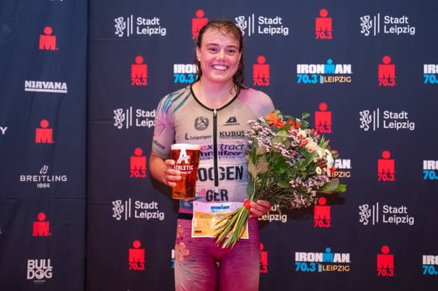Leipzig - Triathlon-Premiere in Leipzig: Willy Hirsch und Caroline Pohle gewinnen Ironman 70.3, Leipziger Geschwister auf Platz 2 (Teil 2) 23.08.2026 ab 8 Uhr¨Stadtgebiet Leipzig und Umland ¨Fotograf: EHL Media Erik-Holm Langhof Im Foto: Bianca Bogen, Zweiter Platz Am Sonntagmorgen startete am Cospudener See erstmals ein Ironman 70.3 in Leipzig. Sportamtsleiterin Katja Büchel gab um 8 Uhr den Startschuss für die männlichen Profis, fünf Minuten später folgten die Profi-Frauen sowie weitere Minuten später Hunderte Amateur-Sportler. Insgesamt nahmen rund 2.500 Triathleten an der Veranstaltung teil. Vor ihnen lagen 1,9 Kilometer Schwimmen, 90 Kilometer Radfahren durch das Leipziger Neuseenland sowie ein abschließender Halbmarathon insgesamt rund 113 Kilometer. Schlussendlich setzte sich bei den Männern Wilhelm Willy Hirsch durch und gewann die Leipziger Premiere. Der Leipziger Triathlet Rico Bogen belegte den zweiten Platz, der Franzose Pierre Dupuy kam auf Platz drei. Das Rennen der Frauen entschied Caroline Pohle für sich. Bogens Schwester Bianca Bogen erreichte ebenfalls Platz zwei. Auf den dritten Podestplatz bei den Frauen kam Brooke Gillies aus Großbritannien. Leipzig Sachsen Deutschland *** Leipzig Triathlon Debut in Leipzig: Willy Hirsch and Caroline Pohle Win the Ironman 70.3, Leipzig Siblings Take Second Place Part 2 August 23, 2026, starting at 8 a.m. Leipzig City Area and Surrounding Region Photographer: EHL Media’s Erik Holm Langhof Pictured: Bianca Bogen, Second Place On Sunday morning, an Ironman 70.3 took place for the first time in Leipzig at Lake Cospuden. Katja Büchel, head of the sports department, gave the starting signal for the male professionals at 8 a.m., followed five minutes later by the professional women and, a few minutes after that, by hundreds of amateur athletes. A total of around 2,500 triathletes took part in the event. Ahead of them lay a 1.9-kilometer swim, a 90-kilometer bike ride through Leipzig’s Neuseenland region, and a concluding half-marathon—a total of about 113 kilometers. In the end, Wilhelm Willy Hirsch prevailed in the men’s race and won the Leipzig debut. Leipzig triathlete Rico Bogen took second place, while France’s Pierre Dupuy finished third. Caroline Pohle won the women’s race. Bogen’s sister, Bianca Bogen, also took second place. The third spot on the women’s podium went to Brooke Gillies from Great Britain. Leipzig, Saxony, Germany Copyright: xEHLxMedia Erik-HolmxLanghofx 20260823_ironman-leipzig_32