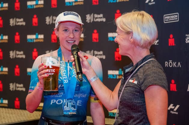 Leipzig - Triathlon-Premiere in Leipzig: Willy Hirsch und Caroline Pohle gewinnen Ironman 70.3, Leipziger Geschwister auf Platz 2 (Teil 2) 23.08.2026 ab 8 Uhr Stadtgebiet Leipzig und Umland Fotograf: EHL Media Erik-Holm Langhof Am Sonntagmorgen startete am Cospudener See erstmals ein Ironman 70.3 in Leipzig. Sportamtsleiterin Katja Büchel gab um 8 Uhr den Startschuss für die männlichen Profis, fünf Minuten später folgten die Profi-Frauen sowie weitere Minuten später Hunderte Amateur-Sportler. Insgesamt nahmen rund 2.500 Triathleten an der Veranstaltung teil. Vor ihnen lagen 1,9 Kilometer Schwimmen, 90 Kilometer Radfahren durch das Leipziger Neuseenland sowie ein abschließender Halbmarathon insgesamt rund 113 Kilometer. Schlussendlich setzte sich bei den Männern Wilhelm Willy Hirsch durch und gewann die Leipziger Premiere. Der Leipziger Triathlet Rico Bogen belegte den zweiten Platz, der Franzose Pierre Dupuy kam auf Platz drei. Das Rennen der Frauen entschied Caroline Pohle für sich. Bogens Schwester Bianca Bogen erreichte ebenfalls Platz zwei. Auf den dritten Podestplatz bei den Frauen kam Brooke Gillies aus Großbritannien. Leipzig Sachsen Deutschland *** Leipzig Triathlon Debut in Leipzig: Willy Hirsch and Caroline Pohle Win the Ironman 70.3, Leipzig Siblings Take Second Place Part 2 August 23, 2026, starting at 8 a.m. Leipzig city area and surrounding region Photographer: EHL Media, Erik Holm Langhof On Sunday morning, the first-ever Ironman 70.3 in Leipzig kicked off at Lake Cospuden. Katja Büchel, head of the sports department, the starting signal for the men’s professional field at 8 a.m.; the women’s professional field followed five minutes later, and hundreds of amateur athletes set off a few minutes after that. A total of around 2,500 triathletes participated in the event. Ahead of them lay a 1.9-kilometer swim, a 90-kilometer bike ride through the Leipzig Neuseenland, and a concluding half-marathon—a total of about 113 kilometers. In the end, Wilhelm Willy Hirsch prevailed in the men’s race and won the Leipzig premiere. Leipzig triathlete Rico Bogen took second place, while Frenchman Pierre Dupuy came in third. Caroline Pohle won the women’s race. Bogen’s sister, Bianca Bogen, also took second place. Brooke Gillies from Great Britain claimed the third spot on the women’s podium. Leipzig, Saxony, Germany Copyright: xEHLxMedia Erik-HolmxLanghofx 20260823_ironman-leipzig_36