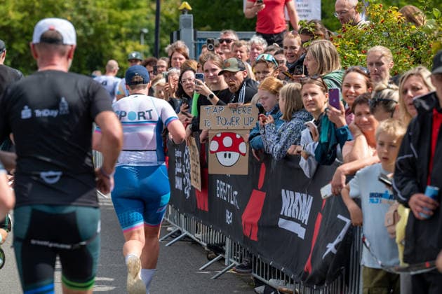 Leipzig - Triathlon-Premiere in Leipzig: Willy Hirsch und Caroline Pohle gewinnen Ironman 70.3, Leipziger Geschwister auf Platz 2 (Teil 2) 23.08.2026 ab 8 Uhr Stadtgebiet Leipzig und Umland Fotograf: EHL Media Erik-Holm Langhof Am Sonntagmorgen startete am Cospudener See erstmals ein Ironman 70.3 in Leipzig. Sportamtsleiterin Katja Büchel gab um 8 Uhr den Startschuss für die männlichen Profis, fünf Minuten später folgten die Profi-Frauen sowie weitere Minuten später Hunderte Amateur-Sportler. Insgesamt nahmen rund 2.500 Triathleten an der Veranstaltung teil. Vor ihnen lagen 1,9 Kilometer Schwimmen, 90 Kilometer Radfahren durch das Leipziger Neuseenland sowie ein abschließender Halbmarathon insgesamt rund 113 Kilometer. Schlussendlich setzte sich bei den Männern Wilhelm Willy Hirsch durch und gewann die Leipziger Premiere. Der Leipziger Triathlet Rico Bogen belegte den zweiten Platz, der Franzose Pierre Dupuy kam auf Platz drei. Das Rennen der Frauen entschied Caroline Pohle für sich. Bogens Schwester Bianca Bogen erreichte ebenfalls Platz zwei. Auf den dritten Podestplatz bei den Frauen kam Brooke Gillies aus Großbritannien. Leipzig Sachsen Deutschland *** Leipzig Triathlon Debut in Leipzig: Willy Hirsch and Caroline Pohle Win the Ironman 70.3, Leipzig Siblings Take Second Place Part 2 August 23, 2026, starting at 8 a.m. Leipzig city area and surrounding region Photographer: EHL Media, Erik Holm Langhof On Sunday morning, the first-ever Ironman 70.3 in Leipzig kicked off at Lake Cospuden. Katja Büchel, head of the sports department, the starting signal for the men’s pro field at 8 a.m.; the women’s pro field followed five minutes later, and hundreds of amateur athletes set off a few minutes after that. A total of around 2,500 triathletes participated in the event. Ahead of them lay a 1.9-kilometer swim, a 90-kilometer bike ride through the Leipzig Neuseenland, and a concluding half-marathon—a total of about 113 kilometers. In the end, Wilhelm Willy Hirsch prevailed in the men’s race and won the Leipzig premiere. Leipzig triathlete Rico Bogen took second place, while France’s Pierre Dupuy came in third. Caroline Pohle won the women’s race. Bogen’s sister, Bianca Bogen, also took second place. Brooke Gillies from Great Britain claimed the third spot on the women’s podium. Leipzig, Saxony, Germany Copyright: xEHLxMedia Erik-HolmxLanghofx 20260823_ironman-leipzig_39
