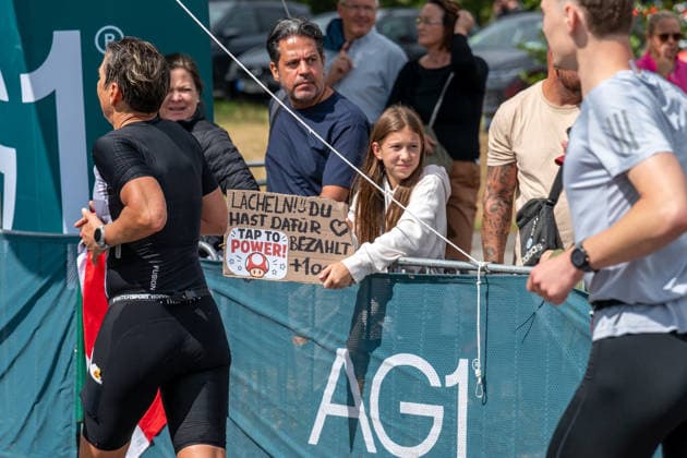 Leipzig - Triathlon-Premiere in Leipzig: Willy Hirsch und Caroline Pohle gewinnen Ironman 70.3, Leipziger Geschwister auf Platz 2 (Teil 2) 23.08.2026 ab 8 Uhr Stadtgebiet Leipzig und Umland Fotograf: EHL Media Erik-Holm Langhof Am Sonntagmorgen startete am Cospudener See erstmals ein Ironman 70.3 in Leipzig. Sportamtsleiterin Katja Büchel gab um 8 Uhr den Startschuss für die männlichen Profis, fünf Minuten später folgten die Profi-Frauen sowie weitere Minuten später Hunderte Amateur-Sportler. Insgesamt nahmen rund 2.500 Triathleten an der Veranstaltung teil. Vor ihnen lagen 1,9 Kilometer Schwimmen, 90 Kilometer Radfahren durch das Leipziger Neuseenland sowie ein abschließender Halbmarathon insgesamt rund 113 Kilometer. Schlussendlich setzte sich bei den Männern Wilhelm Willy Hirsch durch und gewann die Leipziger Premiere. Der Leipziger Triathlet Rico Bogen belegte den zweiten Platz, der Franzose Pierre Dupuy kam auf Platz drei. Das Rennen der Frauen entschied Caroline Pohle für sich. Bogens Schwester Bianca Bogen erreichte ebenfalls Platz zwei. Auf den dritten Podestplatz bei den Frauen kam Brooke Gillies aus Großbritannien. Leipzig Sachsen Deutschland *** Leipzig Triathlon Debut in Leipzig: Willy Hirsch and Caroline Pohle Win the Ironman 70.3, Leipzig Siblings Take Second Place Part 2 August 23, 2026, starting at 8 a.m. Leipzig city area and surrounding region Photographer: EHL Media, Erik Holm Langhof On Sunday morning, the first-ever Ironman 70.3 in Leipzig kicked off at Lake Cospuden. Katja Büchel, head of the sports department, the starting signal for the men’s pro field at 8 a.m.; the women’s pro field followed five minutes later, and hundreds of amateur athletes set off a few minutes after that. A total of around 2,500 triathletes participated in the event. Ahead of them lay a 1.9-kilometer swim, a 90-kilometer bike ride through the Leipzig Neuseenland, and a concluding half-marathon—a total of about 113 kilometers. In the end, Wilhelm Willy Hirsch prevailed in the men’s race and won the Leipzig premiere. Leipzig triathlete Rico Bogen took second place, while France’s Pierre Dupuy came in third. Caroline Pohle won the women’s race. Bogen’s sister, Bianca Bogen, also took second place. Brooke Gillies from Great Britain claimed the third spot on the women’s podium. Leipzig, Saxony, Germany Copyright: xEHLxMedia Erik-HolmxLanghofx 20260823_ironman-leipzig_41
