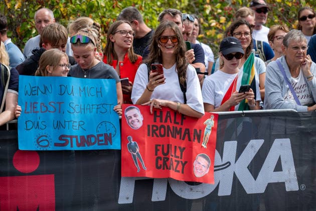 Leipzig - Triathlon-Premiere in Leipzig: Willy Hirsch und Caroline Pohle gewinnen Ironman 70.3, Leipziger Geschwister auf Platz 2 (Teil 2) 23.08.2026 ab 8 Uhr Stadtgebiet Leipzig und Umland Fotograf: EHL Media Erik-Holm Langhof Am Sonntagmorgen startete am Cospudener See erstmals ein Ironman 70.3 in Leipzig. Sportamtsleiterin Katja Büchel gab um 8 Uhr den Startschuss für die männlichen Profis, fünf Minuten später folgten die Profi-Frauen sowie weitere Minuten später Hunderte Amateur-Sportler. Insgesamt nahmen rund 2.500 Triathleten an der Veranstaltung teil. Vor ihnen lagen 1,9 Kilometer Schwimmen, 90 Kilometer Radfahren durch das Leipziger Neuseenland sowie ein abschließender Halbmarathon insgesamt rund 113 Kilometer. Schlussendlich setzte sich bei den Männern Wilhelm Willy Hirsch durch und gewann die Leipziger Premiere. Der Leipziger Triathlet Rico Bogen belegte den zweiten Platz, der Franzose Pierre Dupuy kam auf Platz drei. Das Rennen der Frauen entschied Caroline Pohle für sich. Bogens Schwester Bianca Bogen erreichte ebenfalls Platz zwei. Auf den dritten Podestplatz bei den Frauen kam Brooke Gillies aus Großbritannien. Leipzig Sachsen Deutschland *** Leipzig Triathlon Debut in Leipzig: Willy Hirsch and Caroline Pohle Win the Ironman 70.3, Leipzig Siblings Take Second Place Part 2 August 23, 2026, starting at 8 a.m. Leipzig city area and surrounding region Photographer: EHL Media, Erik Holm Langhof On Sunday morning, the first-ever Ironman 70.3 in Leipzig kicked off at Lake Cospuden. Katja Büchel, head of the sports department, the starting signal for the men’s pro field at 8 a.m.; the women’s pro field followed five minutes later, and hundreds of amateur athletes set off a few minutes after that. A total of around 2,500 triathletes participated in the event. Ahead of them lay a 1.9-kilometer swim, a 90-kilometer bike ride through the Leipzig Neuseenland, and a concluding half-marathon—a total of about 113 kilometers. In the end, Wilhelm Willy Hirsch prevailed in the men’s race and won the Leipzig premiere. Leipzig triathlete Rico Bogen took second place, while France’s Pierre Dupuy came in third. Caroline Pohle won the women’s race. Bogen’s sister, Bianca Bogen, also took second place. Brooke Gillies from Great Britain claimed the third spot on the women’s podium. Leipzig, Saxony, Germany Copyright: xEHLxMedia Erik-HolmxLanghofx 20260823_ironman-leipzig_42