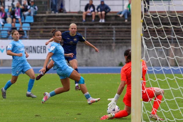 2026-08-23 ,FC Viktoria - SG 99 Andernach, Frauen, 2. Bundesliga, 3.Spieltag, Stadion Lichterfelde Hannah Etzold (FC Viktoria Berlin, 31) hält den Ball Berlin Berlin Germany *** August 23, 2026, FC Viktoria SG 99 Andernach, Women, 2nd Bundesliga, Matchday 3, Lichterfelde Stadium, Hannah Etzold, FC Viktoria Berlin, 31, holds the ball, Berlin, Berlin, Germany